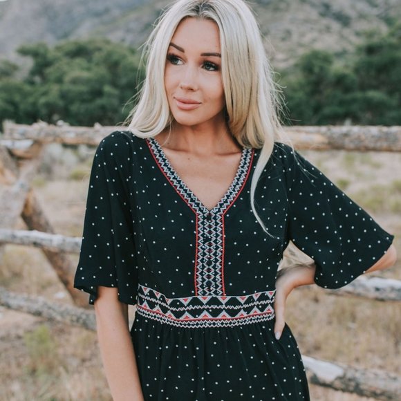 Elegant Black Maxi Dress with Embroidered Details - Picture 2 of 9